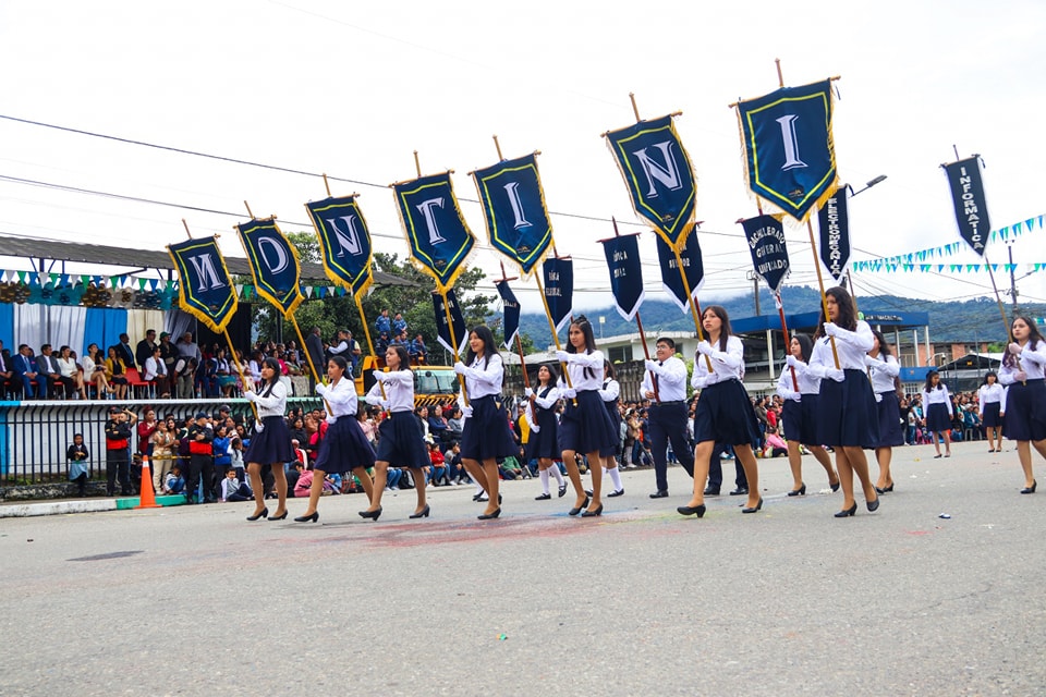 Imagen de los banderines de la unidad educativa tomada en el ultimo desfile.